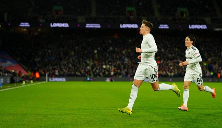 Tom Cairney of Fulham celebrates scoring a goal after making it 1-1 Crystal Palace v Fulham, Premier League, Football, Selhurst Park, London, UK - 01 Jan 2026London Selhurst Park United Kingdom EDITORIAL USE ONLY No use with unauthorised audio, video, data, fixture lists, club league logos or live services. Online in-match use limited to 120 images, no video emulation. No use in betting, games or single club league player publications. Copyright: xJavierxGarcia Shutterstockx 16216356bq