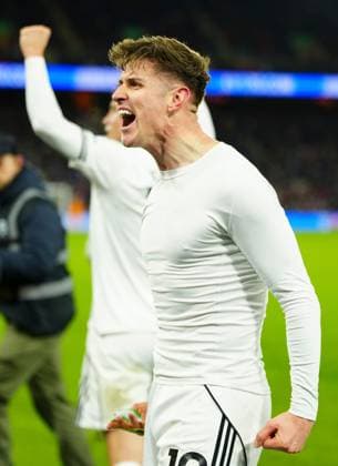 Tom Cairney of Fulham celebrates scoring a goal after making it 1-1 Crystal Palace v Fulham, Premier League, Football, Selhurst Park, London, UK - 01 Jan 2026London Selhurst Park United Kingdom EDITORIAL USE ONLY No use with unauthorised audio, video, data, fixture lists, club league logos or live services. Online in-match use limited to 120 images, no video emulation. No use in betting, games or single club league player publications. Copyright: xJavierxGarcia Shutterstockx 16216356cc