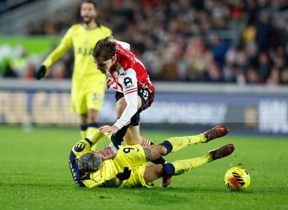 Richarlison of Tottenham Hotspur gets a boot in the face following a challenge by Yehor Yarmolyuk of Brentford Brentford v Tottenham Hotspur, Football, Premier League, Gtech Community Stadium, London, UK - 01 01 2026 EDITORIAL USE ONLY No use with unauthorised audio, video, data, fixture lists (outside the EU), club league logos or live services. Online in-match use limited to 45 images (+15 in extra time). No use to emulate moving images. No use in betting, games or Copyright: xMattxImpey Shutterstockx 16220625q