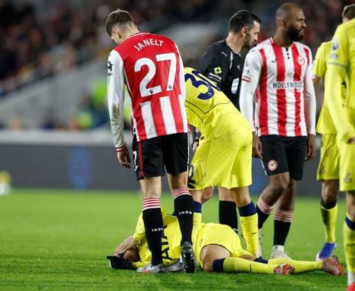 Richarlison of Tottenham Hotspur lies injured after getting a boot in the face following a challenge by Yehor Yarmolyuk of Brentford Brentford v Tottenham Hotspur, Football, Premier League, Gtech Community Stadium, London, UK - 01 01 2026 EDITORIAL USE ONLY No use with unauthorised audio, video, data, fixture lists (outside the EU), club league logos or live services. Online in-match use limited to 45 images (+15 in extra time). No use to emulate moving images. No use in betting, games or Copyright: xMattxImpey Shutterstockx 16220625u