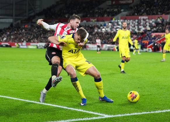 Jordan Henderson of Brentford clamber onto the back of Micky van de Ven of Tottenham Hotspur as he tries to get to the ball Brentford v Tottenham Hotspur, Premier League, Football, Gtech Community Stadium, London, UK - 01 Jan 2026London Gtech Community Stadium United Kingdom EDITORIAL USE ONLY No use with unauthorised audio, video, data, fixture lists, club league logos or live services. Online in-match use limited to 120 images, no video emulation. No use in betting, games or single club league player publications. Copyright: xJedxLeicester Shutterstockx 16216360q