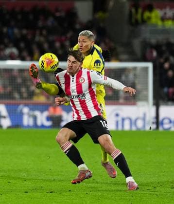 Richarlison of Tottenham Hotspur tries to get the ball from Yehor Yarmolyuk of Brentford Brentford v Tottenham Hotspur, Premier League, Football, Gtech Community Stadium, London, UK - 01 Jan 2026London Gtech Community Stadium United Kingdom EDITORIAL USE ONLY No use with unauthorised audio, video, data, fixture lists, club league logos or live services. Online in-match use limited to 120 images, no video emulation. No use in betting, games or single club league player publications. Copyright: xJedxLeicester Shutterstockx 16216360r