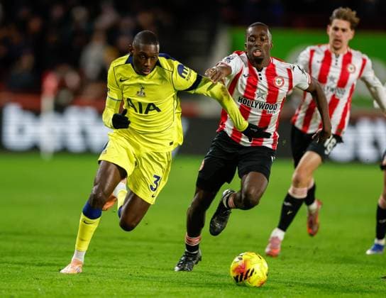 Randal Kolo Muani of Tottenham Hotspur takes on Michael Kayode of Brentford Brentford v Tottenham Hotspur, Football, Premier League, Gtech Community Stadium, London, UK - 01 01 2026 EDITORIAL USE ONLY No use with unauthorised audio, video, data, fixture lists (outside the EU), club league logos or live services. Online in-match use limited to 45 images (+15 in extra time). No use to emulate moving images. No use in betting, games or Copyright: xMattxImpey Shutterstockx 16220625af