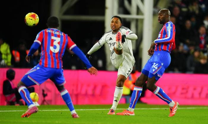 Kenny Tete of Fulham passes under pressure from Jean-Philippe Mateta of Crystal Palace Crystal Palace v Fulham, Premier League, Football, Selhurst Park, London, UK - 01 Jan 2026London Selhurst Park United Kingdom EDITORIAL USE ONLY No use with unauthorised audio, video, data, fixture lists, club league logos or live services. Online in-match use limited to 120 images, no video emulation. No use in betting, games or single club league player publications. Copyright: xJavierxGarcia Shutterstockx 16216356gd