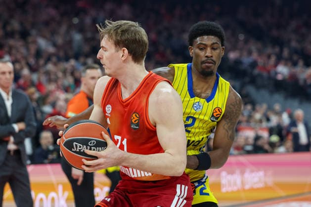 Justuz Hollatz (FC Bayern Basketball, 21) mit Jimmy Clark (Maccabi Rapyd Tel Aviv, 02), GER, FC Bayern Basketball vs. Maccabi Rapyd Tel Aviv, Basketball, Euroleague, 19. Spieltag, Saison 2025 2026, 02.01.2026, GER, FC Bayern Basketball vs. Maccabi Rapyd Tel Aviv, Basketball, Euroleague, 19. Spieltag, Saison 2025 2026, 02.01.2026 Muenchen Copyright: xEibner-Pressefoto JennixMaulx EP_JML