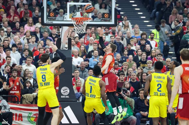 Andreas Obst (FC Bayern Basketball, 13) am Korb, mit Roman Sorkin (Maccabi Rapyd Tel Aviv, 09) und Jaylen Hoard (Maccabi Rapyd Tel Aviv, 01), mit Jimmy Clark (Maccabi Rapyd Tel Aviv, 02), GER, FC Bayern Basketball vs. Maccabi Rapyd Tel Aviv, Basketball, Euroleague, 19. Spieltag, Saison 2025 2026, 02.01.2026, GER, FC Bayern Basketball vs. Maccabi Rapyd Tel Aviv, Basketball, Euroleague, 19. Spieltag, Saison 2025 2026, 02.01.2026 Muenchen Copyright: xEibner-Pressefoto JennixMaulx EP_JML