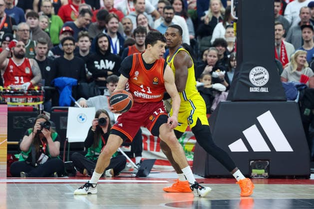 Vladimir Lucic (FC Bayern Basketball, 11) mit Lonnie Walker (Maccabi Rapyd Tel Aviv, 08), GER, FC Bayern Basketball vs. Maccabi Rapyd Tel Aviv, Basketball, Euroleague, 19. Spieltag, Saison 2025 2026, 02.01.2026, GER, FC Bayern Basketball vs. Maccabi Rapyd Tel Aviv, Basketball, Euroleague, 19. Spieltag, Saison 2025 2026, 02.01.2026 Muenchen Copyright: xEibner-Pressefoto JennixMaulx EP_JML