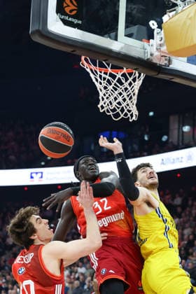 Roman Sorkin (Maccabi Rapyd Tel Aviv, 09) mit Wenyen Gabriel (FC Bayern Basketball, 32) und Justinian Jessup (FC Bayern Basketball, 10), GER, FC Bayern Basketball vs. Maccabi Rapyd Tel Aviv, Basketball, Euroleague, 19. Spieltag, Saison 2025 2026, 02.01.2026, GER, FC Bayern Basketball vs. Maccabi Rapyd Tel Aviv, Basketball, Euroleague, 19. Spieltag, Saison 2025 2026, 02.01.2026 Muenchen Copyright: xEibner-Pressefoto JennixMaulx EP_JML