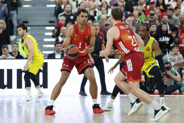 Oscar da Silva (FC Bayern Basketball, 01) mit Ball mit Justuz Hollatz (FC Bayern Basketball, 21), GER, FC Bayern Basketball vs. Maccabi Rapyd Tel Aviv, Basketball, Euroleague, 19. Spieltag, Saison 2025 2026, 02.01.2026, GER, FC Bayern Basketball vs. Maccabi Rapyd Tel Aviv, Basketball, Euroleague, 19. Spieltag, Saison 2025 2026, 02.01.2026 Muenchen Copyright: xEibner-Pressefoto JennixMaulx EP_JML