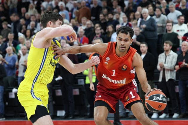 Oscar da Silva (FC Bayern Basketball, 01) mit Ball mit TJ Leaf (Maccabi Rapyd Tel Aviv, 22), GER, FC Bayern Basketball vs. Maccabi Rapyd Tel Aviv, Basketball, Euroleague, 19. Spieltag, Saison 2025 2026, 02.01.2026, GER, FC Bayern Basketball vs. Maccabi Rapyd Tel Aviv, Basketball, Euroleague, 19. Spieltag, Saison 2025 2026, 02.01.2026 Muenchen Copyright: xEibner-Pressefoto JennixMaulx EP_JML