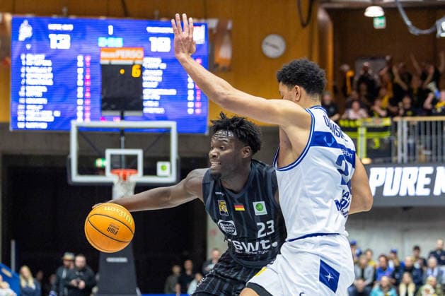 Melkisedek Moreaux (Tigers Tuebingen, 23) Marvin Ogunsipe (HAKRO Merlins Crailsheim, 26) GER, HAKRO Merlins Crailsheim vs. Tigers Tuebingen, Basketball, BARMER 2. Bundesliga Bundesliga, Pro A, Saison 2025 2026, 16. Spieltag, 03.01.2026 GER, HAKRO Merlins Crailsheim vs. Tigers Tuebingen, Basketball, BARMER 2. Bundesliga Bundesliga, Pro A, Saison 2025 2026, 16. Spieltag, 03.01.2026 Ilshofen Copyright: xEibner-Pressefoto ArdanxFuessmanx EP_AFN