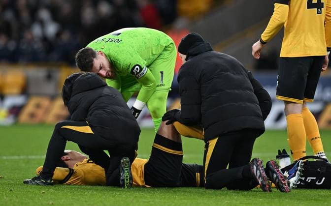 Hwang Hee-chan of Wolverhampton Wanderers receives treatment Wolverhampton Wanderers v West Ham United, Premier League, Football, Molineux, Wolverhampton, UK - 03 Jan 2026Wolverhampton Molineux United Kingdom EDITORIAL USE ONLY No use with unauthorised audio, video, data, fixture lists, club league logos or live services. Online in-match use limited to 120 images, no video emulation. No use in betting, games or single club league player publications. Copyright: xAnnaxGowthorpe Shutterstockx 16220498ar