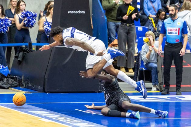 Anthony Gaines (HAKRO Merlins Crailsheim, 09) stolpert ueber Melkisedek Moreaux (Tigers Tuebingen, 23) GER, HAKRO Merlins Crailsheim vs. Tigers Tuebingen, Basketball, BARMER 2. Bundesliga Bundesliga, Pro A, Saison 2025 2026, 16. Spieltag, 03.01.2026 GER, HAKRO Merlins Crailsheim vs. Tigers Tuebingen, Basketball, BARMER 2. Bundesliga Bundesliga, Pro A, Saison 2025 2026, 16. Spieltag, 03.01.2026 Ilshofen Copyright: xEibner-Pressefoto ArdanxFuessmanx EP_AFN