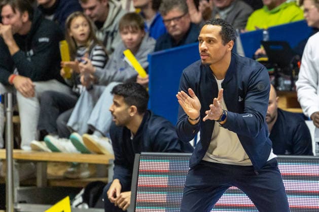 David McCray (HAKRO Merlins Crailsheim, Head Coach) feiuert sein Team an. GER, HAKRO Merlins Crailsheim vs. Tigers Tuebingen, Basketball, BARMER 2. Bundesliga Bundesliga, Pro A, Saison 2025 2026, 16. Spieltag, 03.01.2026 GER, HAKRO Merlins Crailsheim vs. Tigers Tuebingen, Basketball, BARMER 2. Bundesliga Bundesliga, Pro A, Saison 2025 2026, 16. Spieltag, 03.01.2026 Ilshofen Copyright: xEibner-Pressefoto ArdanxFuessmanx EP_AFN
