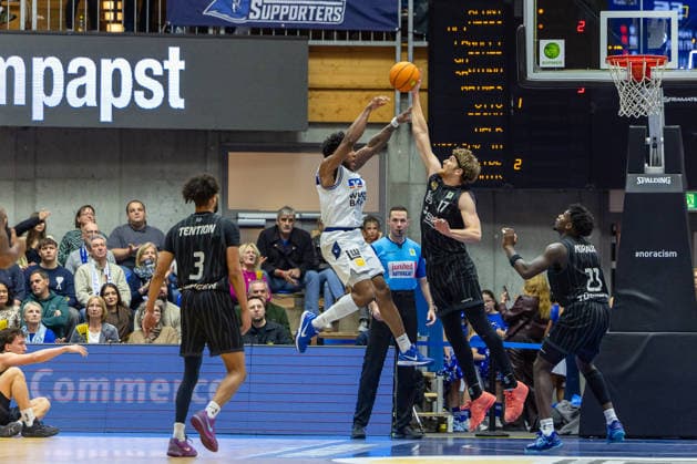 Block von Lukas Milner (Tigers Tuebingen, 17) Anthony Gaines (HAKRO Merlins Crailsheim, 09) Melkisedek Moreaux (Tigers Tuebingen, 23) Miles Tention (Tigers Tuebingen, 03) GER, HAKRO Merlins Crailsheim vs. Tigers Tuebingen, Basketball, BARMER 2. Bundesliga Bundesliga, Pro A, Saison 2025 2026, 16. Spieltag, 03.01.2026 GER, HAKRO Merlins Crailsheim vs. Tigers Tuebingen, Basketball, BARMER 2. Bundesliga Bundesliga, Pro A, Saison 2025 2026, 16. Spieltag, 03.01.2026 Ilshofen Copyright: xEibner-Pressefoto ArdanxFuessmanx EP_AFN