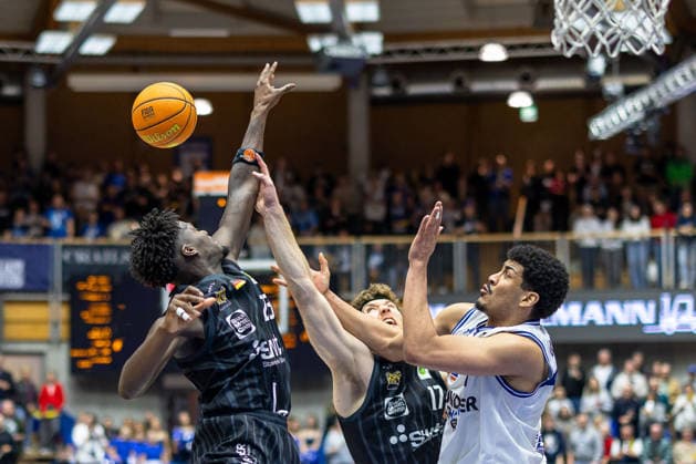 Kampf um den Rebound in der Schlussphase Melkisedek Moreaux (Tigers Tuebingen, 23), Lukas Milner (Tigers Tuebingen, 17), Jose Gabriel de Oliveira Neto (HAKRO Merlins Crailsheim, 01) GER, HAKRO Merlins Crailsheim vs. Tigers Tuebingen, Basketball, BARMER 2. Bundesliga Bundesliga, Pro A, Saison 2025 2026, 16. Spieltag, 03.01.2026 GER, HAKRO Merlins Crailsheim vs. Tigers Tuebingen, Basketball, BARMER 2. Bundesliga Bundesliga, Pro A, Saison 2025 2026, 16. Spieltag, 03.01.2026 Ilshofen Copyright: xEibner-Pressefoto ArdanxFuessmanx EP_AFN