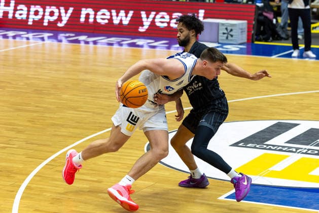 Brock Gardner (HAKRO Merlins Crailsheim, 04) Miles Tention (Tigers Tuebingen, 03) im Zweikampf. GER, HAKRO Merlins Crailsheim vs. Tigers Tuebingen, Basketball, BARMER 2. Bundesliga Bundesliga, Pro A, Saison 2025 2026, 16. Spieltag, 03.01.2026 GER, HAKRO Merlins Crailsheim vs. Tigers Tuebingen, Basketball, BARMER 2. Bundesliga Bundesliga, Pro A, Saison 2025 2026, 16. Spieltag, 03.01.2026 Ilshofen Copyright: xEibner-Pressefoto ArdanxFuessmanx EP_AFN