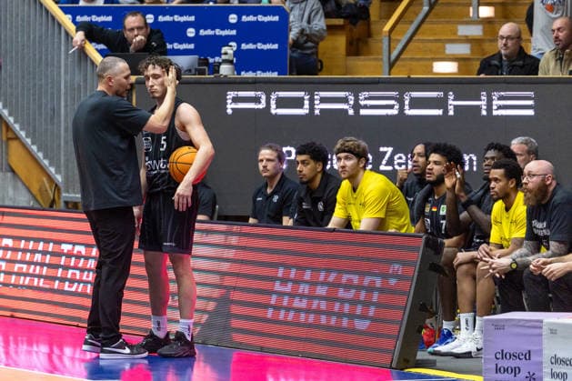 Henrik Sonko (Tigers Tuebingen, Head Coach) mit Kaya Bayram (Tigers Tuebingen, 05), dahinter die Bank GER, HAKRO Merlins Crailsheim vs. Tigers Tuebingen, Basketball, BARMER 2. Bundesliga Bundesliga, Pro A, Saison 2025 2026, 16. Spieltag, 03.01.2026 GER, HAKRO Merlins Crailsheim vs. Tigers Tuebingen, Basketball, BARMER 2. Bundesliga Bundesliga, Pro A, Saison 2025 2026, 16. Spieltag, 03.01.2026 Ilshofen Copyright: xEibner-Pressefoto ArdanxFuessmanx EP_AFN