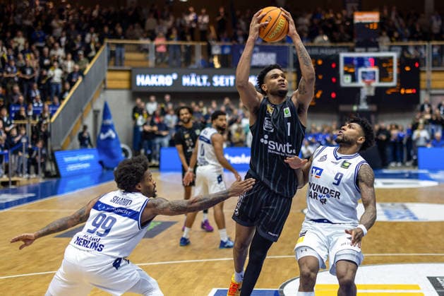 Bernard Pelote III (Tigers Tuebingen, 01) , Vincent Shahid (HAKRO Merlins Crailsheim, 99) Anthony Gaines (HAKRO Merlins Crailsheim, 09) GER, HAKRO Merlins Crailsheim vs. Tigers Tuebingen, Basketball, BARMER 2. Bundesliga Bundesliga, Pro A, Saison 2025 2026, 16. Spieltag, 03.01.2026 GER, HAKRO Merlins Crailsheim vs. Tigers Tuebingen, Basketball, BARMER 2. Bundesliga Bundesliga, Pro A, Saison 2025 2026, 16. Spieltag, 03.01.2026 Ilshofen Copyright: xEibner-Pressefoto ArdanxFuessmanx EP_AFN