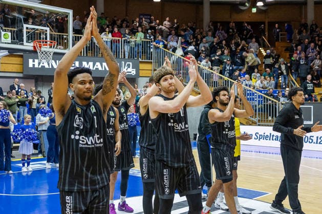 Bernard Pelote III (Tigers Tuebingen, 01), Lukas Milner (Tigers Tuebingen, 17) bedanken sich bei den Fans nach der Niederlage beim Auswaertsspiel. GER, HAKRO Merlins Crailsheim vs. Tigers Tuebingen, Basketball, BARMER 2. Bundesliga Bundesliga, Pro A, Saison 2025 2026, 16. Spieltag, 03.01.2026 GER, HAKRO Merlins Crailsheim vs. Tigers Tuebingen, Basketball, BARMER 2. Bundesliga Bundesliga, Pro A, Saison 2025 2026, 16. Spieltag, 03.01.2026 Ilshofen Copyright: xEibner-Pressefoto ArdanxFuessmanx EP_AFN