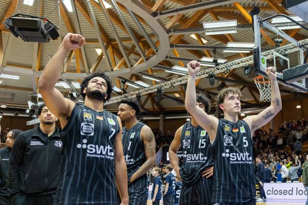 Silas Oriane (Tigers Tuebingen, 07) und Kaya Bayram (Tigers Tuebingen, 05) bedanken sich nach der Niederlage bei den mitgereisten Fans. GER, HAKRO Merlins Crailsheim vs. Tigers Tuebingen, Basketball, BARMER 2. Bundesliga Bundesliga, Pro A, Saison 2025 2026, 16. Spieltag, 03.01.2026 GER, HAKRO Merlins Crailsheim vs. Tigers Tuebingen, Basketball, BARMER 2. Bundesliga Bundesliga, Pro A, Saison 2025 2026, 16. Spieltag, 03.01.2026 Ilshofen Copyright: xEibner-Pressefoto ArdanxFuessmanx EP_AFN