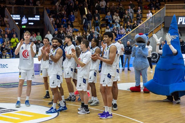 Crailsheimer Mannschaft bedankt sich nach dem Sieg bei den Fans. GER, HAKRO Merlins Crailsheim vs. Tigers Tuebingen, Basketball, BARMER 2. Bundesliga Bundesliga, Pro A, Saison 2025 2026, 16. Spieltag, 03.01.2026 GER, HAKRO Merlins Crailsheim vs. Tigers Tuebingen, Basketball, BARMER 2. Bundesliga Bundesliga, Pro A, Saison 2025 2026, 16. Spieltag, 03.01.2026 Ilshofen Copyright: xEibner-Pressefoto ArdanxFuessmanx EP_AFN