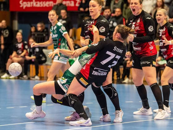 Louisa de Bellis (Frisch Auf Frauen, 20) im Zweikampf mit Zoe Stens (BSV Sachsen Zwickau, 73), BSV Sachsen Zwickau vs. Frisch Auf Goeppingen, Handball, 1. Bundesliga, Spielzeit 2025 2026, 03.01.2026 BSV Sachsen Zwickau vs. Frisch Auf Goeppingen, Handball, 1. Bundesliga, Spielzeit 2025 2026, 03.01.2026 Zwickau Copyright: xMichaelxSchmidt Eibner-Pressefotx EP_MST