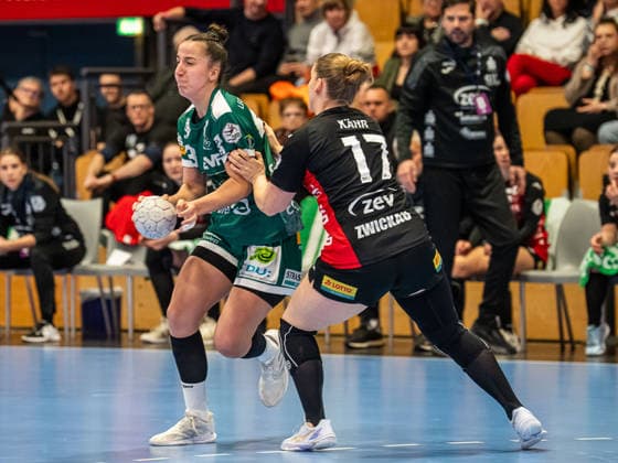 Stephanie Elies (Frisch Auf Frauen, 63) wird von Charlotte Kaehr (BSV Sachsen Zwickau, 17) gestoert, Buxtehuder SV vs. Frisch Auf Goeppingen, Handball, 1. Bundesliga, Spielzeit 2025 2026, 05.10.2025 Buxtehuder SV vs. Frisch Auf Goeppingen, Handball, 1. Bundesliga, Spielzeit 2025 2026, 05.10.2025 Buxtehude Copyright: xEibner-Pressefoto MichaelxSchmidx EP_MST