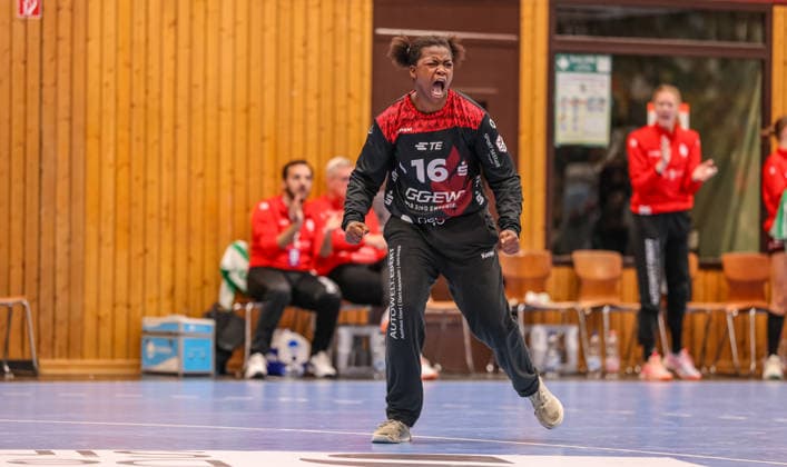 GER, Bensheim, HSG Bensheim Auerbach Flames vs Thüringer HC, Alsco Handball Bundesliga Frauen, Handball, DHB, Spielzeit 2025 2026, Weststadthalle Bensheim, 10. Spieltag im Bild: Jubel bei Vanessa Fehr (HSG Bensheim Auerbach Flames Frauen 16), Parade und Tor DFB DFL REGULATIONS PROHIBIT ANY USE OF PHOTOGRAPHS AS IMAGE SEQUENCES AND OR QUASI-VIDEO, 03.01.2025 Copyright: HMBxMedia HendrikxHamelau