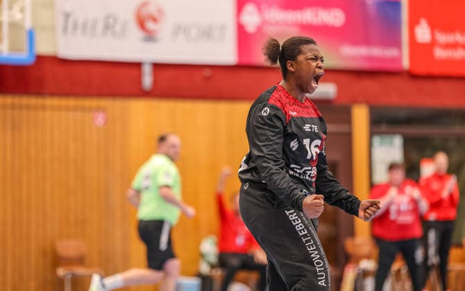 GER, Bensheim, HSG Bensheim Auerbach Flames vs Thüringer HC, Alsco Handball Bundesliga Frauen, Handball, DHB, Spielzeit 2025 2026, Weststadthalle Bensheim, 10. Spieltag im Bild: Jubel bei Vanessa Fehr (HSG Bensheim Auerbach Flames Frauen 16), Parade und Tor, Emotionen DFB DFL REGULATIONS PROHIBIT ANY USE OF PHOTOGRAPHS AS IMAGE SEQUENCES AND OR QUASI-VIDEO, 03.01.2025 Copyright: HMBxMedia HendrikxHamelau