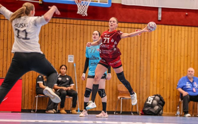 GER, Bensheim, HSG Bensheim Auerbach Flames vs Thüringer HC, Alsco Handball Bundesliga Frauen, Handball, DHB, Spielzeit 2025 2026, Weststadthalle Bensheim, 10. Spieltag im Bild v.l.: Laura Kuske(Thüringer HC Frauen 11), Torwurf von Jule Polsz (HSG Bensheim Auerbach Flames Frauen 71) DFB DFL REGULATIONS PROHIBIT ANY USE OF PHOTOGRAPHS AS IMAGE SEQUENCES AND OR QUASI-VIDEO, 03.01.2025 Copyright: HMBxMedia HendrikxHamelau