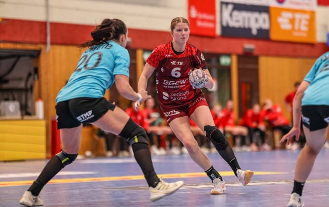 GER, Bensheim, HSG Bensheim Auerbach Flames vs Thüringer HC, Alsco Handball Bundesliga Frauen, Handball, DHB, Spielzeit 2025 2026, Weststadthalle Bensheim, 10. Spieltag im Bild v.l.: Jana Leonie Scheib (Thüringer HC Frauen ), Nina Engel (HSG Bensheim Auerbach Flames Frauen 6) DFB DFL REGULATIONS PROHIBIT ANY USE OF PHOTOGRAPHS AS IMAGE SEQUENCES AND OR QUASI-VIDEO, 03.01.2025 Copyright: HMBxMedia HendrikxHamelau