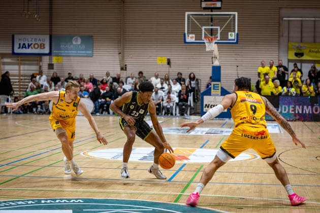 Lucas Mayer (Bozic Estriche Knights Kirchheim, 08) KeVaughn Allen (BBC Bayreuth, 23) Tylan James Pope (Bozic Estriche Knights Kirchheim, 09) GER, Bozic Estriche Knights Kirchheim vs. BBC Bayreuth, BARMER 2. Basketball Bundesliga, 16. Spieltag, Saison 2025 2026, 03.01.2026 GER, Bozic Estriche Knights Kirchheim vs. BBC Bayreuth, BARMER 2. Basketball Bundesliga, 16. Spieltag, Saison 2025 2026, 03.01.2026 Kirchheim an der Teck Copyright: xEibner-Pressefoto NinaxSanderx EP_NSR