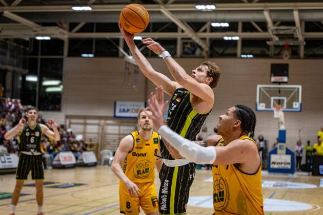 Lucas Mayer (Bozic Estriche Knights Kirchheim, 08) Lenny Liedtke (BBC Bayreuth, 55) Tylan James Pope (Bozic Estriche Knights Kirchheim, 09) GER, Bozic Estriche Knights Kirchheim vs. BBC Bayreuth, BARMER 2. Basketball Bundesliga, 16. Spieltag, Saison 2025 2026, 03.01.2026 GER, Bozic Estriche Knights Kirchheim vs. BBC Bayreuth, BARMER 2. Basketball Bundesliga, 16. Spieltag, Saison 2025 2026, 03.01.2026 Kirchheim an der Teck Copyright: xEibner-Pressefoto NinaxSanderx EP_NSR