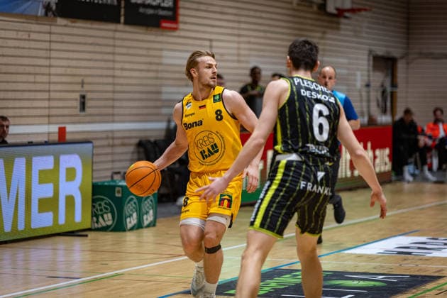 Lucas Mayer (Bozic Estriche Knights Kirchheim, 08) Moritz Plescher (BBC Bayreuth, 06) GER, Bozic Estriche Knights Kirchheim vs. BBC Bayreuth, BARMER 2. Basketball Bundesliga, 16. Spieltag, Saison 2025 2026, 03.01.2026 GER, Bozic Estriche Knights Kirchheim vs. BBC Bayreuth, BARMER 2. Basketball Bundesliga, 16. Spieltag, Saison 2025 2026, 03.01.2026 Kirchheim an der Teck Copyright: xEibner-Pressefoto NinaxSanderx EP_NSR
