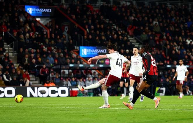 Declan Rice of Arsenal scores a goal to make the score 1-2. AFC Bournemouth v Arsenal, Premier League, Football, Vitality Stadium, Bournemouth, UK - 03 Jan 2026Bournemouth Vitality Stadium United Kingdom EDITORIAL USE ONLY No use with unauthorised audio, video, data, fixture lists, club league logos or live services. Online in-match use limited to 120 images, no video emulation. No use in betting, games or single club league player publications. Copyright: xJamesxMarsh Shutterstockx 16220501bn