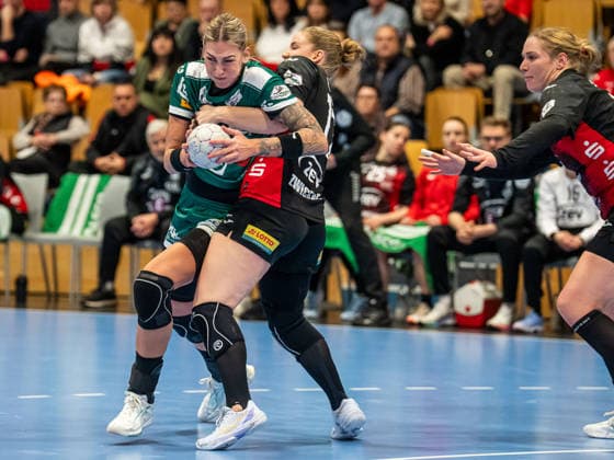 Luisa Schulze (Frisch Auf Frauen, 33) im Zweikampf mit Charlotte Kaehr (BSV Sachsen Zwickau, 17), BSV Sachsen Zwickau vs. Frisch Auf Goeppingen, Handball, 1. Bundesliga, Spielzeit 2025 2026, 03.01.2026 BSV Sachsen Zwickau vs. Frisch Auf Goeppingen, Handball, 1. Bundesliga, Spielzeit 2025 2026, 03.01.2026 Zwickau Copyright: xMichaelxSchmidt Eibner-Pressefotx EP_MST