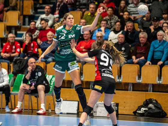 Sina Ehmann (Frisch Auf Frauen, 22) steht in der Luft, BSV Sachsen Zwickau vs. Frisch Auf Goeppingen, Handball, 1. Bundesliga, Spielzeit 2025 2026, 03.01.2026 BSV Sachsen Zwickau vs. Frisch Auf Goeppingen, Handball, 1. Bundesliga, Spielzeit 2025 2026, 03.01.2026 Zwickau Copyright: xMichaelxSchmidt Eibner-Pressefotx EP_MST