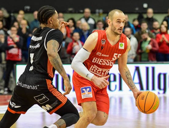 Simon Krajcovic 2.Bundesliga Pro A, 16. Spieltag, 46ers, Basketball, Basketball Saison 2025 2026, BBL, Deutschland, Gießen 46ers SBB Baskets Wolmirstedt, Gießen in rot, Herren, SBB Baskets schwarz