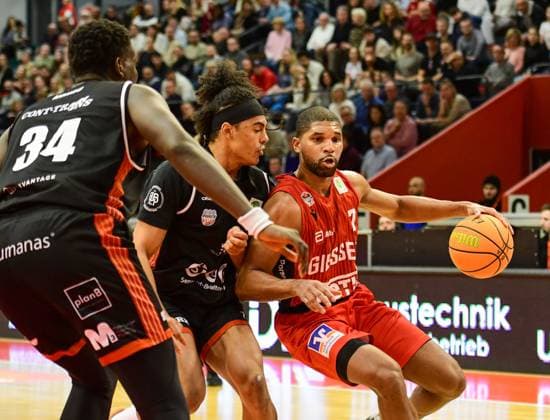 Trey Stewart, Kyle Kastlin 2.Bundesliga Pro A, 16. Spieltag, 46ers, Basketball, Basketball Saison 2025 2026, BBL, Deutschland, Gießen 46ers SBB Baskets Wolmirstedt, Gießen in rot, Herren, SBB Baskets schwarz