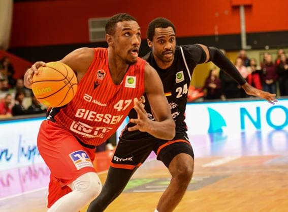 Abu Kigab, Nigel Pruitt 2.Bundesliga Pro A, 16. Spieltag, 46ers, Basketball, Basketball Saison 2025 2026, BBL, Deutschland, Gießen 46ers SBB Baskets Wolmirstedt, Gießen in rot, Herren, SBB Baskets schwarz