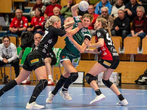 Sina Ehmann (Frisch Auf Frauen, 22) im Zweikampf mit Laura Penzes (BSV Sachsen Zwickau, 37) und Rome Steverink (BSV Sachsen Zwickau, 99), BSV Sachsen Zwickau vs. Frisch Auf Goeppingen, Handball, 1. Bundesliga, Spielzeit 2025 2026, 03.01.2026 BSV Sachsen Zwickau vs. Frisch Auf Goeppingen, Handball, 1. Bundesliga, Spielzeit 2025 2026, 03.01.2026 Zwickau Copyright: xMichaelxSchmidt Eibner-Pressefotx EP_MST