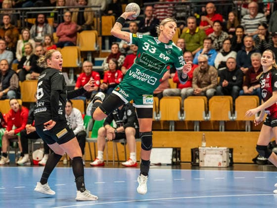 Luisa Schulze (Frisch Auf Frauen, 33) setzt sich gegen Laura Szabo (BSV Sachsen Zwickau, 06) durch, BSV Sachsen Zwickau vs. Frisch Auf Goeppingen, Handball, 1. Bundesliga, Spielzeit 2025 2026, 03.01.2026 BSV Sachsen Zwickau vs. Frisch Auf Goeppingen, Handball, 1. Bundesliga, Spielzeit 2025 2026, 03.01.2026 Zwickau Copyright: xMichaelxSchmidt Eibner-Pressefotx EP_MST