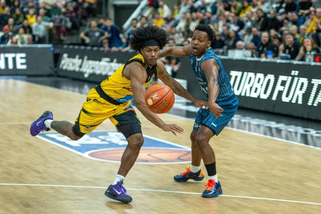 Stefan Smith (MHP RIESEN Ludwigsburg, 03), Damariae Horne (MLP Academics Heidelberg, 0), GER, MHP RIESEN Ludwigsburg vs. MLP Academics Heidelberg, easycredit BBL, Basketball, Bundesliga, 14. Spieltag, Spielzeit 2025 2026, 03.01.2026, GER, MHP RIESEN Ludwigsburg vs. MLP Academics Heidelberg, easycredit BBL, Basketball, Bundesliga, 14. Spieltag, Spielzeit 2025 2026, 03.01.2026 Ludwigsburg Copyright: xEibner-Pressefoto SaschaxWaltherx EP_EER