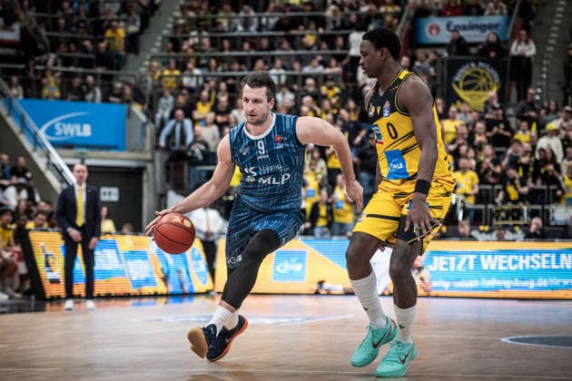 Paul Zipser (MLP Academics Heidelberg, 09) vs. Babacar Sane (MHP RIESEN Ludwigsburg, 00) GER, MHP Riesen Ludwigsburg - MLP Academics Heidelberg, easycredit BBL, Basketball, Bundesliga, 14. Spieltag, Spielzeit 2025 2026, 03.01.2026 GER, MHP Riesen Ludwigsburg - MLP Academics Heidelberg, easycredit BBL, Basketball, Bundesliga, 14. Spieltag, Spielzeit 2025 2026, 03.01.2026 Ludwigsburg Copyright: xSandyxDinkelackerx EP_SDR