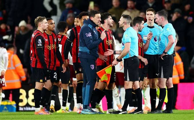 Bournemouth players anf staff speak with Referee Chris Kavanagh at full time. AFC Bournemouth v Arsenal, Premier League, Football, Vitality Stadium, Bournemouth, UK - 03 Jan 2026Bournemouth Vitality Stadium United Kingdom EDITORIAL USE ONLY No use with unauthorised audio, video, data, fixture lists, club league logos or live services. Online in-match use limited to 120 images, no video emulation. No use in betting, games or single club league player publications. Copyright: xJamesxMarsh Shutterstockx 16220501ci