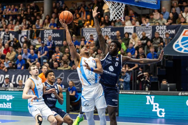GER, easy-Credit Basketball-Bundesliga, Syntainics MBC - Science City Jena. 03.01.2026, Stadthalle, Weißenfels, GER, easy-Credit Basketball-Bundesliga, Syntainics MBC - Science City Jena. Eric Washington (Science City Jena, 33), Khyri Thomas (Syntainics MBC, 0) Â Foto Alexander Trienitz Weißenfels Stadthalle Sachsen-Anhalt Deutschland