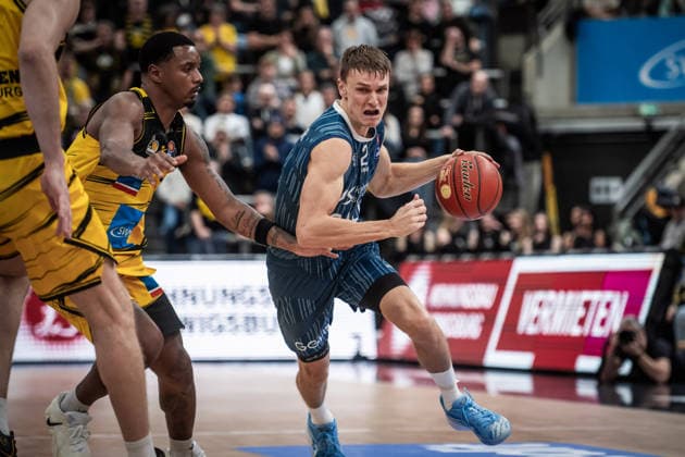 Niklas Wuerzner (MLP Academics Heidelberg, 02) verfolgt von Elijah Hughes (MHP RIESEN Ludwigsburg, 07), li. GER, MHP Riesen Ludwigsburg - MLP Academics Heidelberg, easycredit BBL, Basketball, Bundesliga, 14. Spieltag, Spielzeit 2025 2026, 03.01.2026 GER, MHP Riesen Ludwigsburg - MLP Academics Heidelberg, easycredit BBL, Basketball, Bundesliga, 14. Spieltag, Spielzeit 2025 2026, 03.01.2026 Ludwigsburg Copyright: xSandyxDinkelackerx EP_SDR