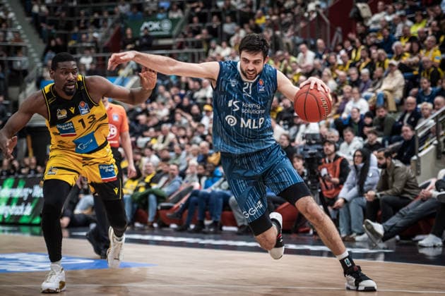 Mateo Seric (MLP Academics Heidelberg, 21) verfolgt von Yorman Polas Bartolo (MHP RIESEN Ludwigsburg, 13) GER, MHP Riesen Ludwigsburg - MLP Academics Heidelberg, easycredit BBL, Basketball, Bundesliga, 14. Spieltag, Spielzeit 2025 2026, 03.01.2026 GER, MHP Riesen Ludwigsburg - MLP Academics Heidelberg, easycredit BBL, Basketball, Bundesliga, 14. Spieltag, Spielzeit 2025 2026, 03.01.2026 Ludwigsburg Copyright: xSandyxDinkelackerx EP_SDR