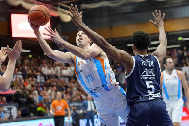 Joe Wieskamp (Jena, 10), Marcus Foster (MBC, 5), Syntainics MBC vs. Science City Jena, Basketball, 1. Bundesliga, Maenner, Saison 2025 26, 14. Spieltag, 03.01.2026. Weissenfels Stadthalle Sachsen-Anhalt Deutschland